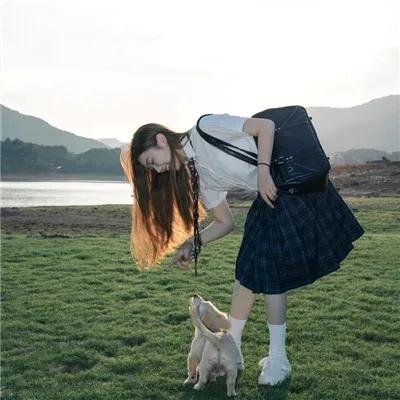 穿黑衣的女孩